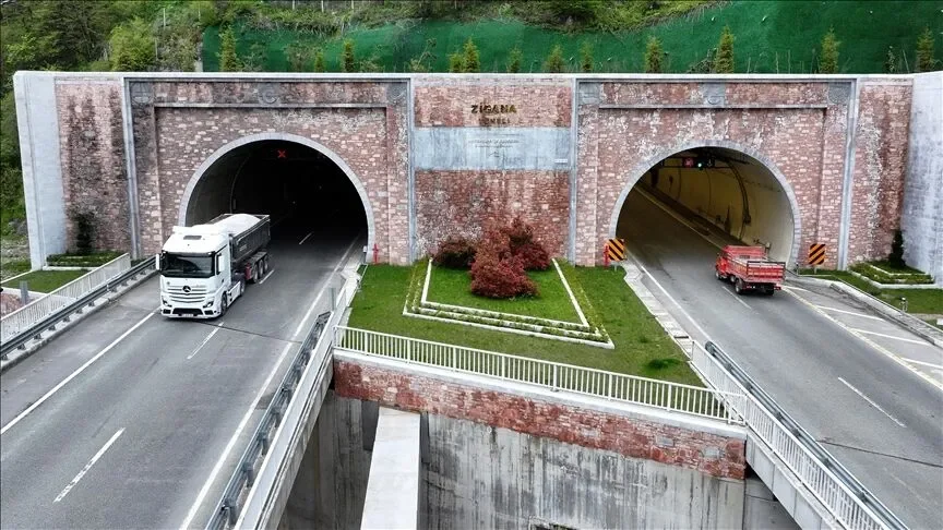 YENİ ZİGANA TÜNELİ: DAĞLARIN ALTINDAN 14,5 KİLOMETRELİK GEÇİŞ Trabzon-Gümüşhane güzerg&acirc;hında yer alan Yeni Zigana Tüneli, Doğu Karadeniz'i iç bölgelere bağlayan tarihi ulaşım koridorunun en önemli yatırımlarından biri. Karayolları Genel Müdürlüğüne göre çift tüpten oluşan tünelin uzunluğu 14,5 kilometre , bağlantı yollarıyla birlikte proje uzunluğu ise 15,1 kilometreye ulaşıyor. Ulaştırma ve Altyapı Bakanlığı, Yeni Zigana Tüneli'ni 14,5 kilometrelik uzunluğuyla Avrupa'nın en uzun çift tüplü karayolu tüneli olarak nitelendiriyor. Proje, eski güzerg&acirc;htaki 90 virajı ortadan kaldırırken yolu 8 kilometre kısalttı. Böylece özellikle ağır vasıtaların Doğu Karadeniz limanları ile iç bölgeler arasındaki ulaşımı daha güvenli ve kesintisiz hale geldi.