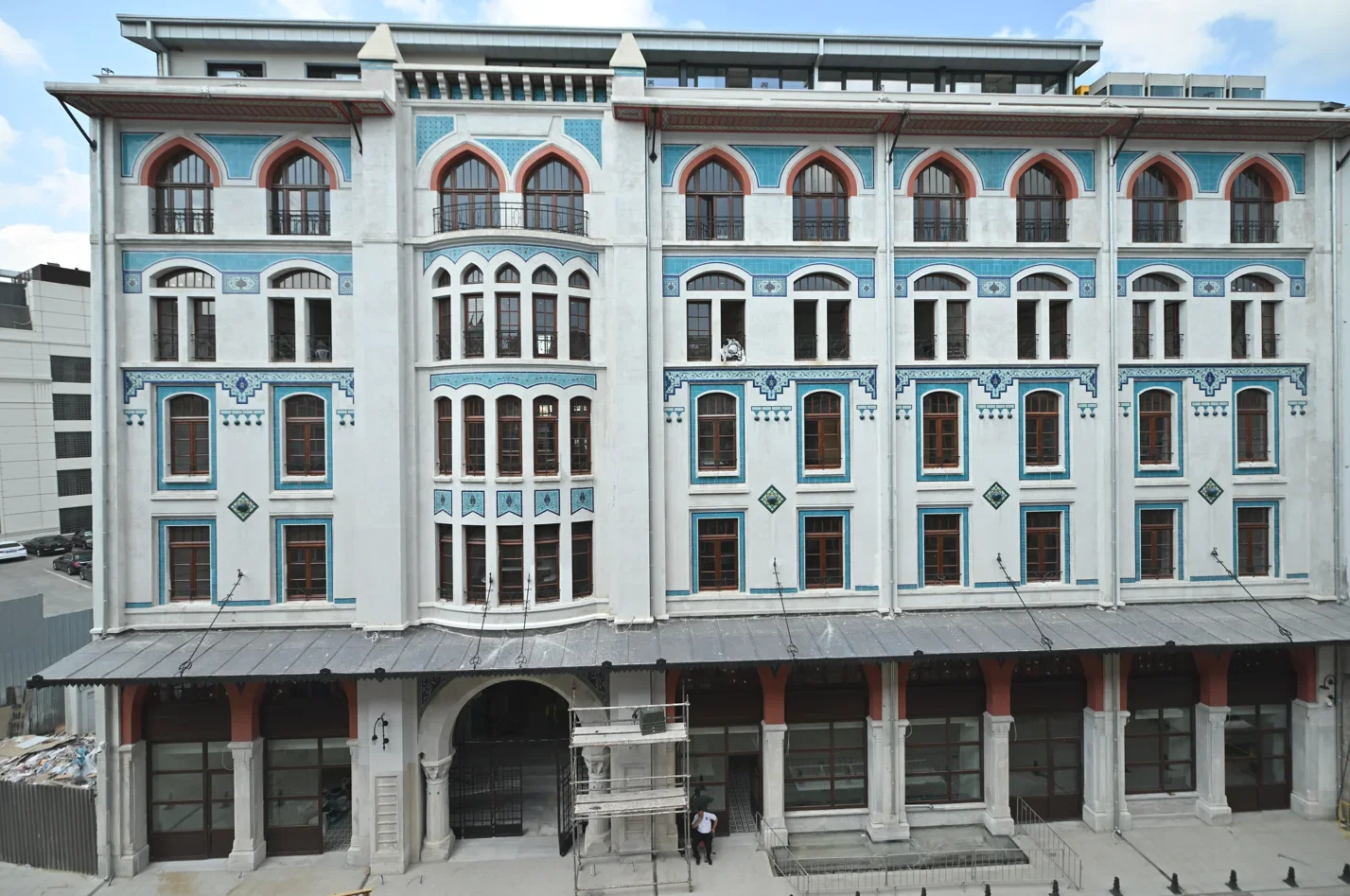 İTO'NUN TARİHİ BİNALARI YENİLENDİ İstanbul Ticaret Odası, tarihi yarımadadaki yapılarını yenilemeye ve hizmet binalarını geliştirmeye yönelik yatırımlar gerçekleştirdi. Eminönü'ndeki tarihi Liman Hanı restore edilerek 3 bin 925 metrekarelik hizmet alanı yeniden kazandırıldı. Taşhan ve Ek Bloğu'nun yenilenmesiyle 4 bin 963 metrekarelik kullanım alanı oluşturuldu. Eminönü'ndeki Ek Hizmet Binası yeniden inşa edilirken Haliç kıyısındaki eski Genel Merkez Binası, Ahi Çelebi Kampüsü olarak İstanbul Ticaret Üniversitesi'ne tahsis edildi. Anadolu Yakası Bölge Temsilciliği için Maltepe'de bina satın alınırken Eminönü'ndeki yeni genel merkez binasının inşaatı da sürüyor. İTO ayrıca II. Mahmud döneminde 1813'te inşa edilen, II. Abdülhamid tarafından 1887'de yeniden yaptırılan Hidayet Camii'ni kapsamlı restorasyondan geçirdi. Yapısal güçlendirme çalışmalarını da içeren restorasyonun son aşamaya geldiği belirtildi.