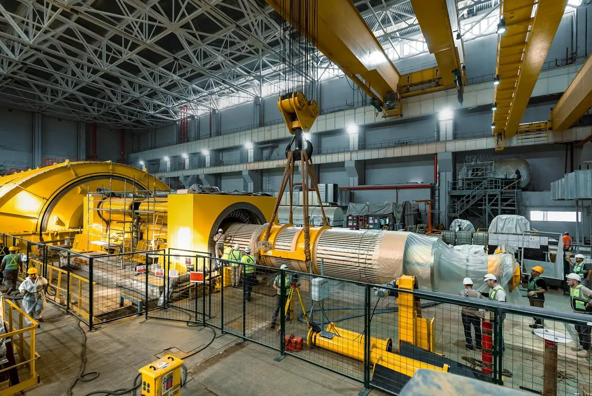 Türbin binasında ekipman montajı ve sistem testleri hız kazanırken, elektrik üretimine yönelik hazırlıklar sürdürülüyor.