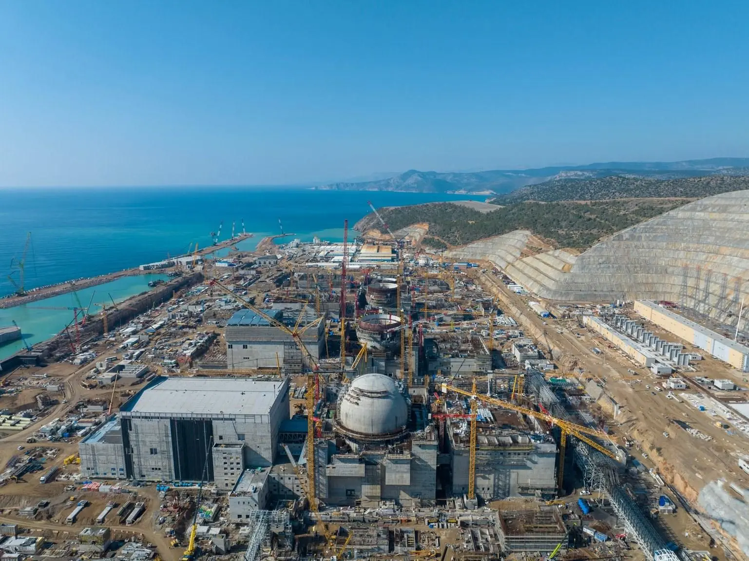 Türkiye'nin ilk nükleer enerji santrali Akkuyu 'da 1'inci güç ünitesinde devreye alma hazırlıkları sürerken, saha çalışmalarında önemli ilerleme kaydediliyor.